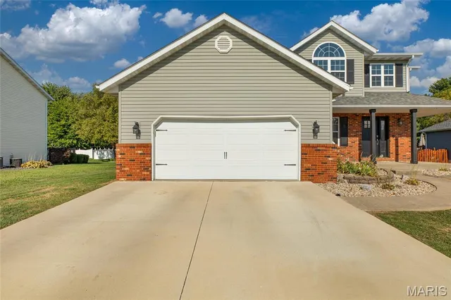 $340,000 | 912 Oakridge Drive, Maryville, IL 62062