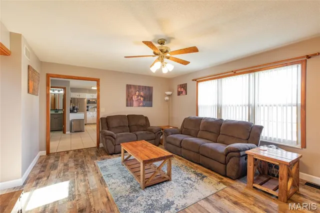 $340,000 | 912 Oakridge Drive, Maryville, IL 62062