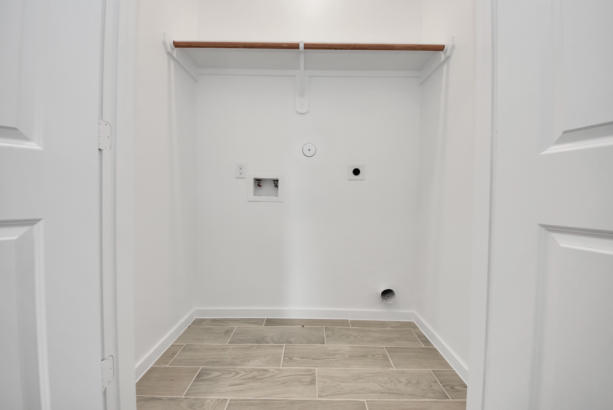 211 19th Street Hempstead, TX 77445 - Photo 28 of 32 laundry room
