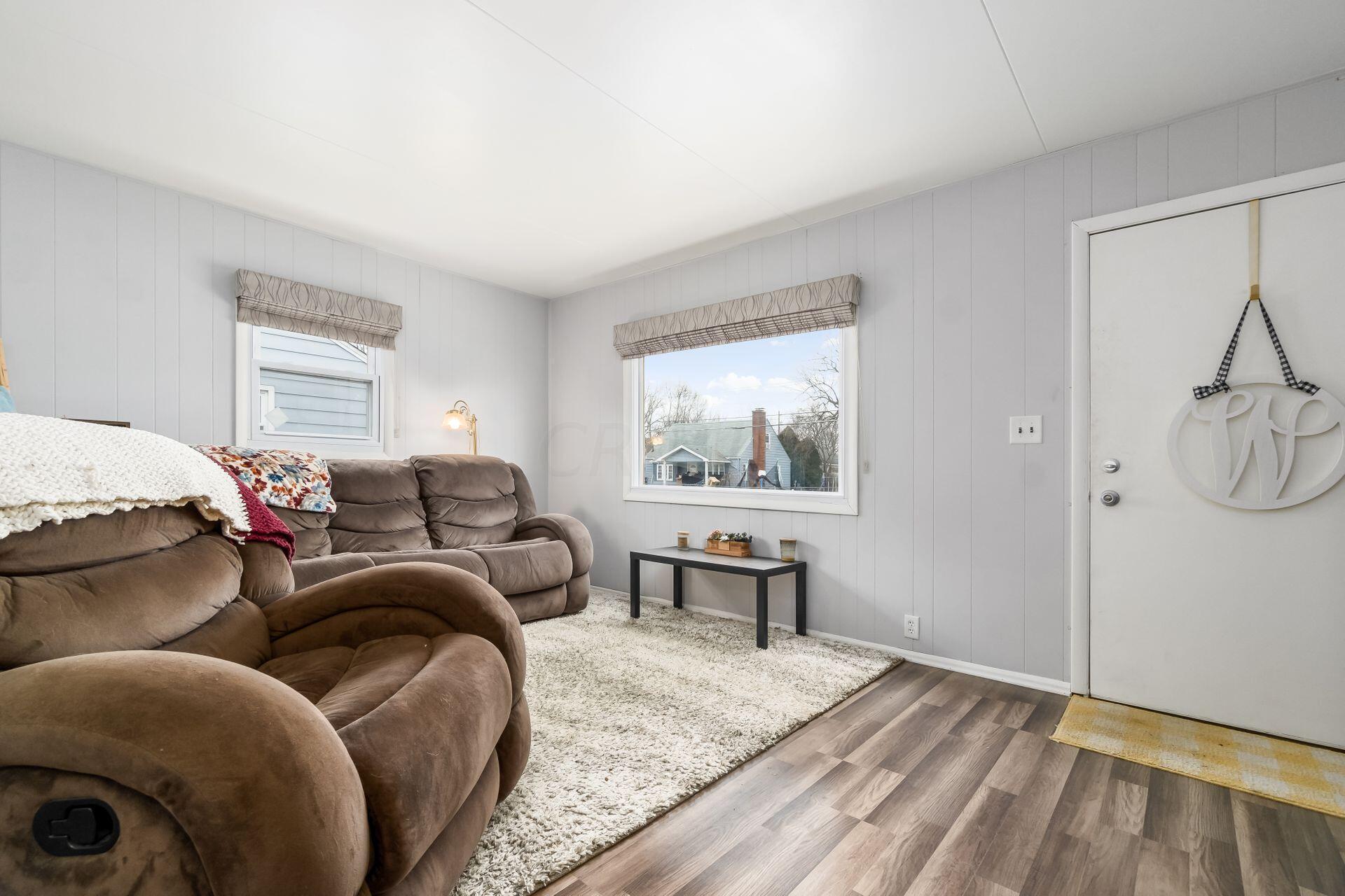396 Derrer Road Columbus, OH 43204 - Photo 6 of 33 Living room