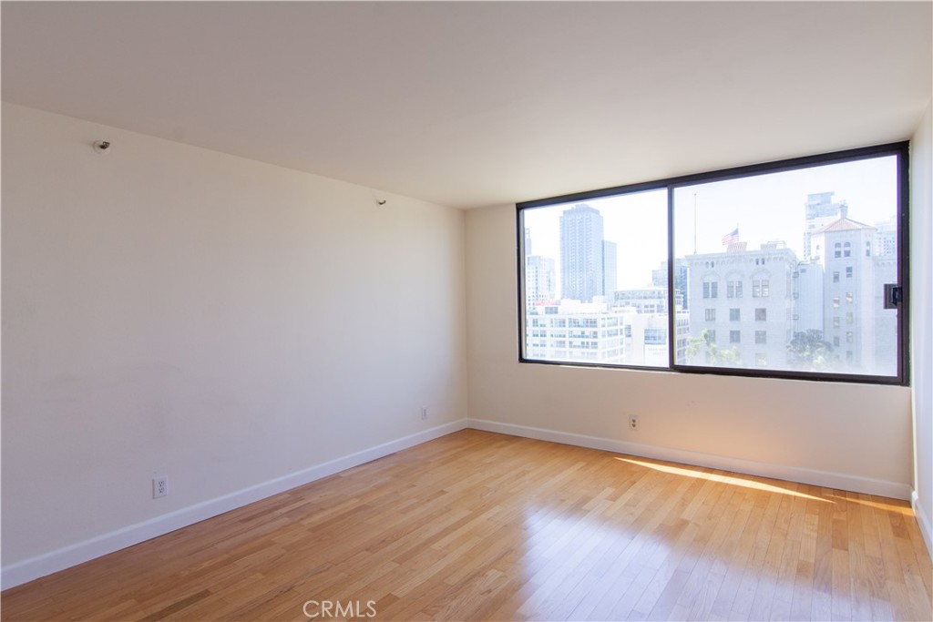 600 West 9th Street, Unit 1114 Los Angeles, CA 90015 - Photo 13 of 27 wooden floor in an empty room with a window