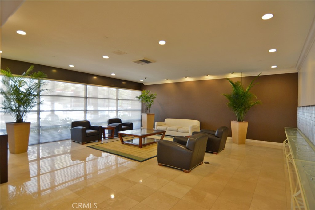 600 West 9th Street, Unit 1114 Los Angeles, CA 90015 - Photo 20 of 27 a living room with furniture