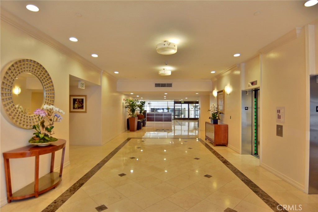 600 West 9th Street, Unit 1114 Los Angeles, CA 90015 - Photo 21 of 27 a view of a lobby with black carpet