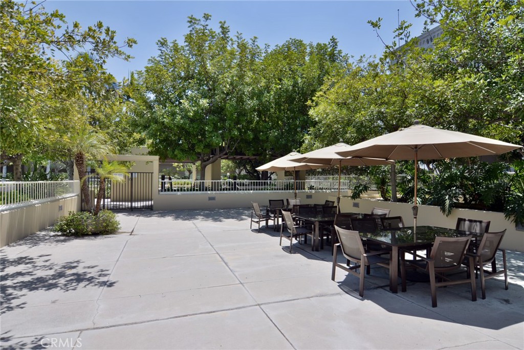 600 West 9th Street, Unit 1114 Los Angeles, CA 90015 - Photo 27 of 27 a patio with tables and chairs