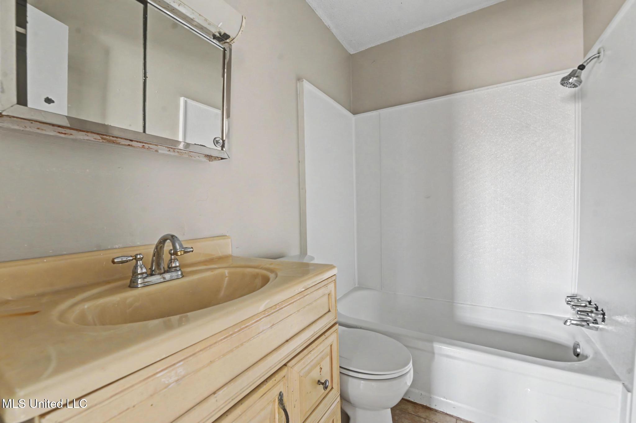 13101 Dedeaux Road Gulfport, MS 39503 - Photo 17 of 22 017