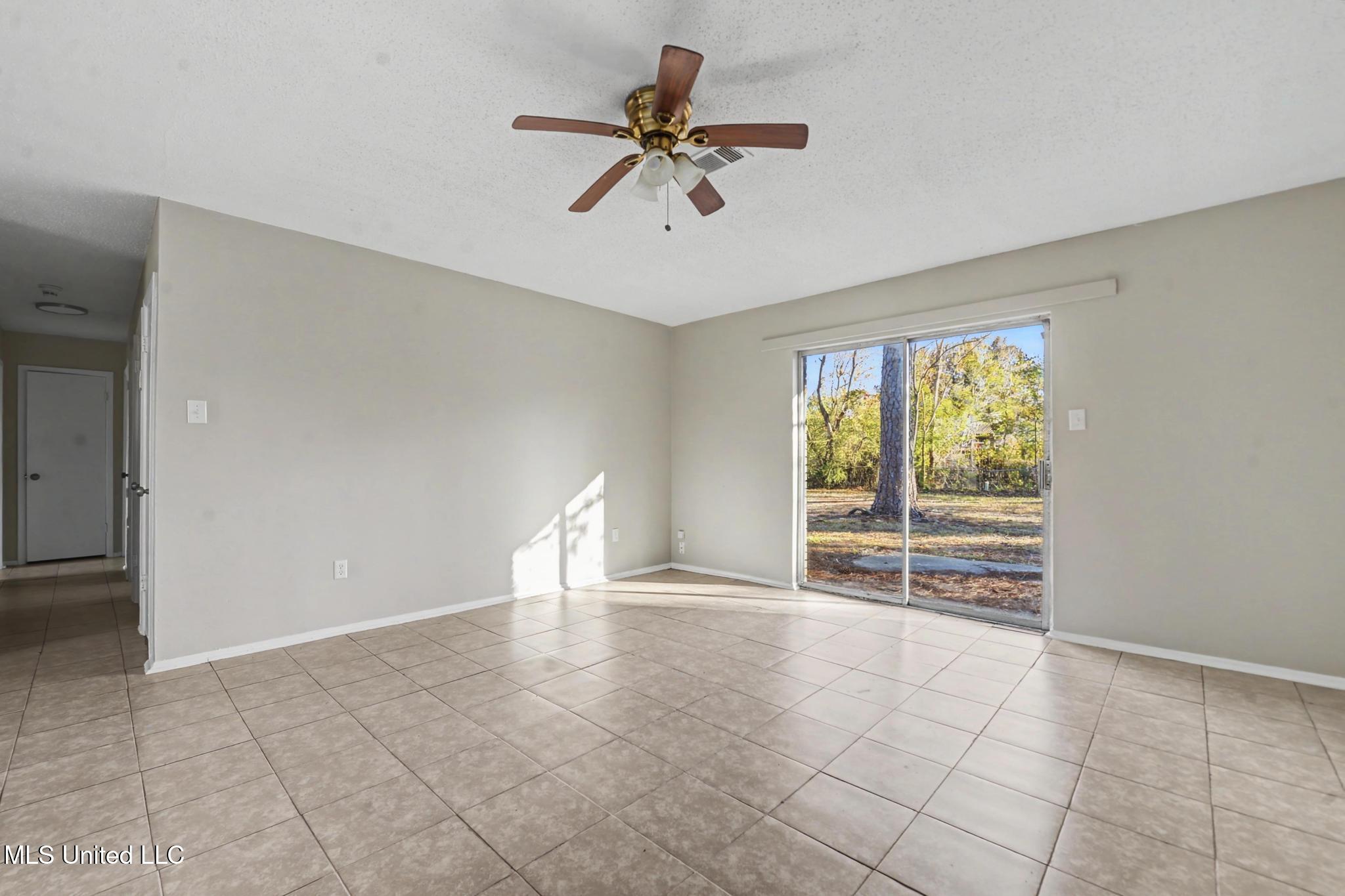 13101 Dedeaux Road Gulfport, MS 39503 - Photo 4 of 22 004