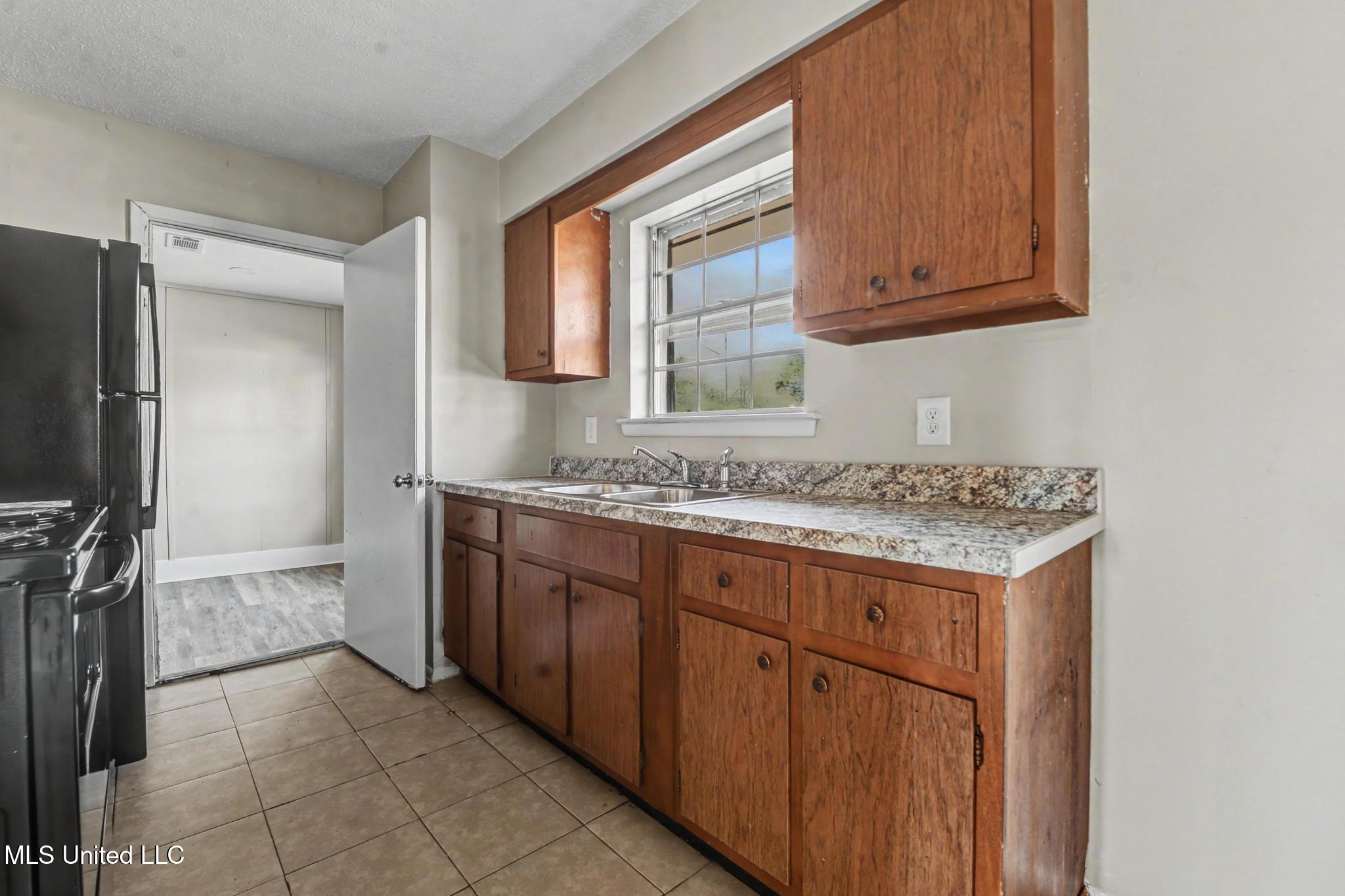 13101 Dedeaux Road Gulfport, MS 39503 - Photo 9 of 22 009