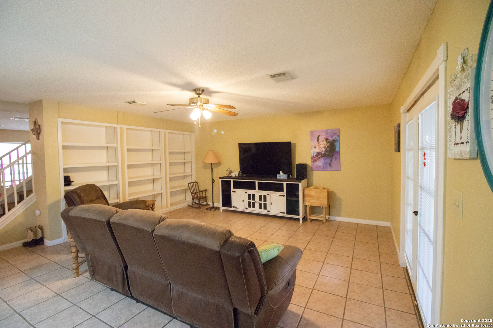 797 Killarney Road Floresville, TX 78114 - Photo 13 of 35 a living room with furniture and a flat screen tv