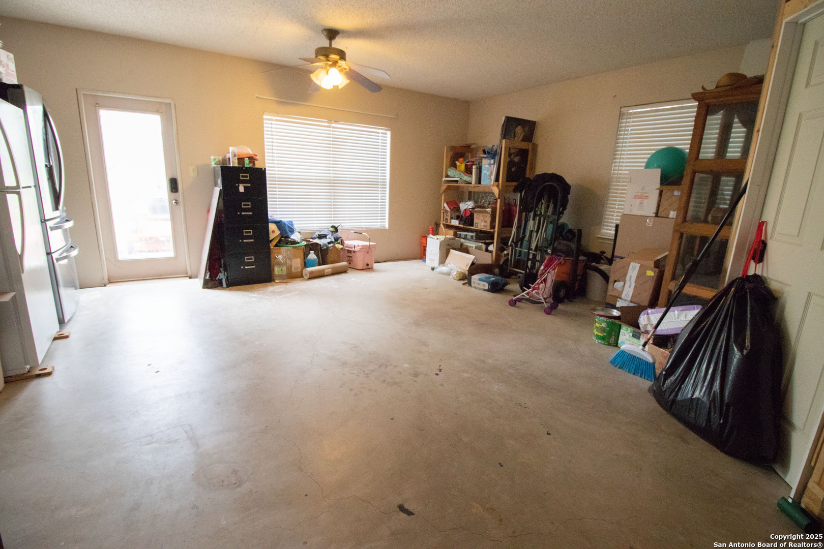 797 Killarney Road Floresville, TX 78114 - Photo 23 of 35 a view of a room with gym equipment