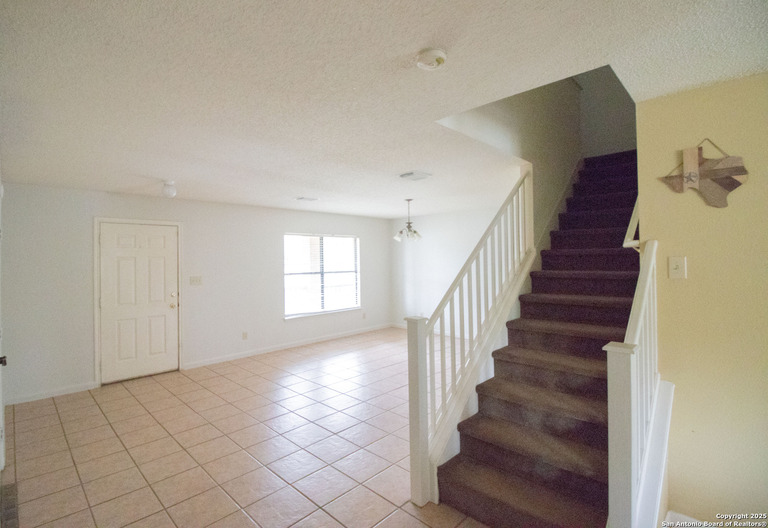 797 Killarney Road Floresville, TX 78114 - Photo 8 of 35 a view of an entryway with wooden floor