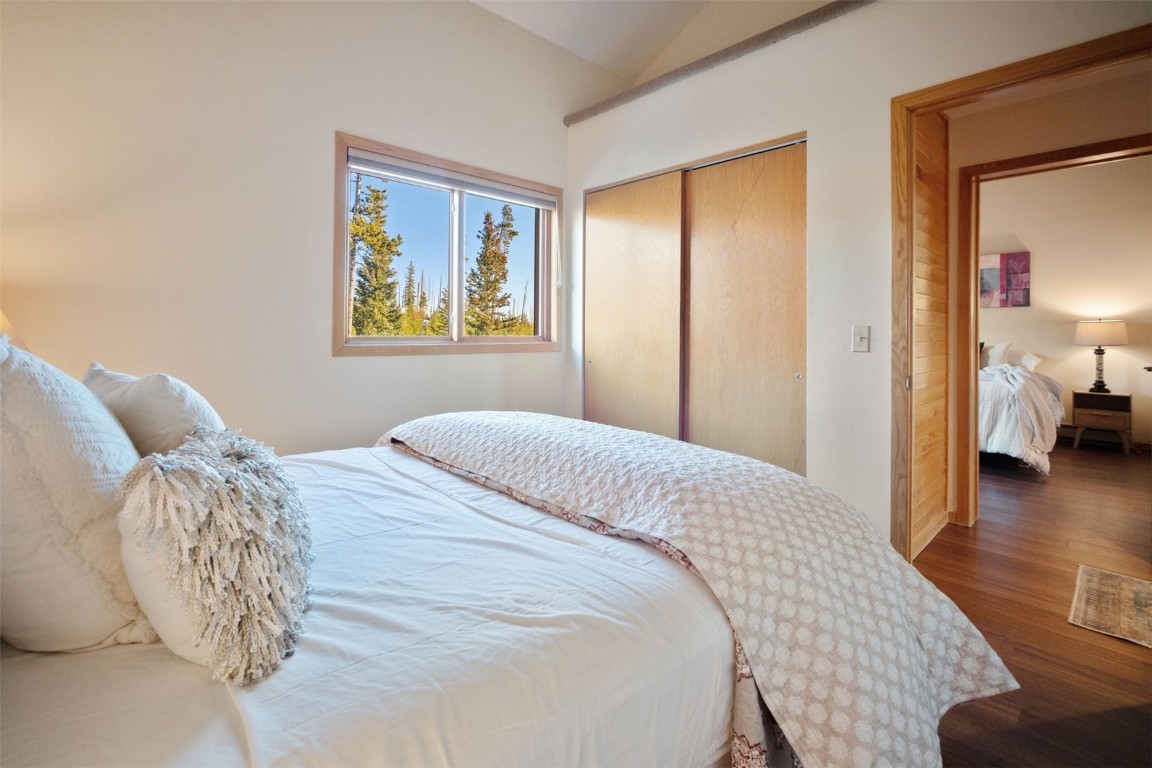 91400 Ryan Gulch Road, Unit 91425 Silverthorne, CO 80498 - Photo 19 of 42 a bedroom with a bed and a painting on the wall