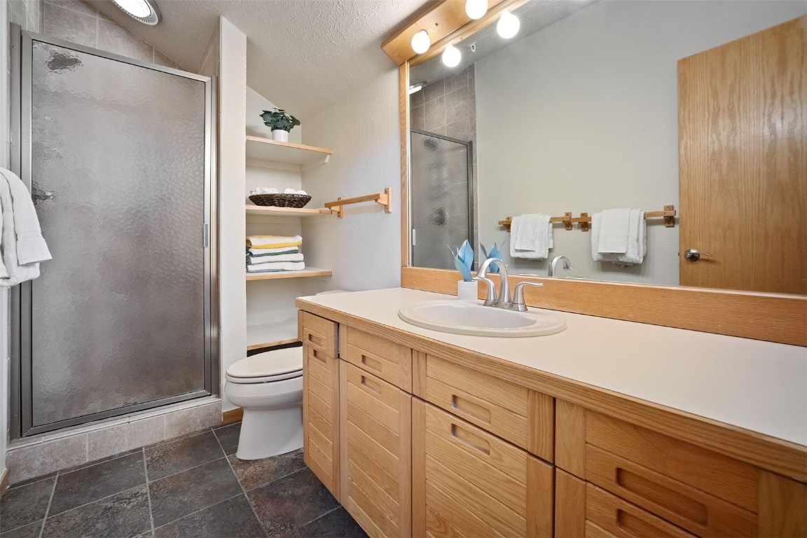 91400 Ryan Gulch Road, Unit 91425 Silverthorne, CO 80498 - Photo 23 of 42 a bathroom with a sink a toilet and shower