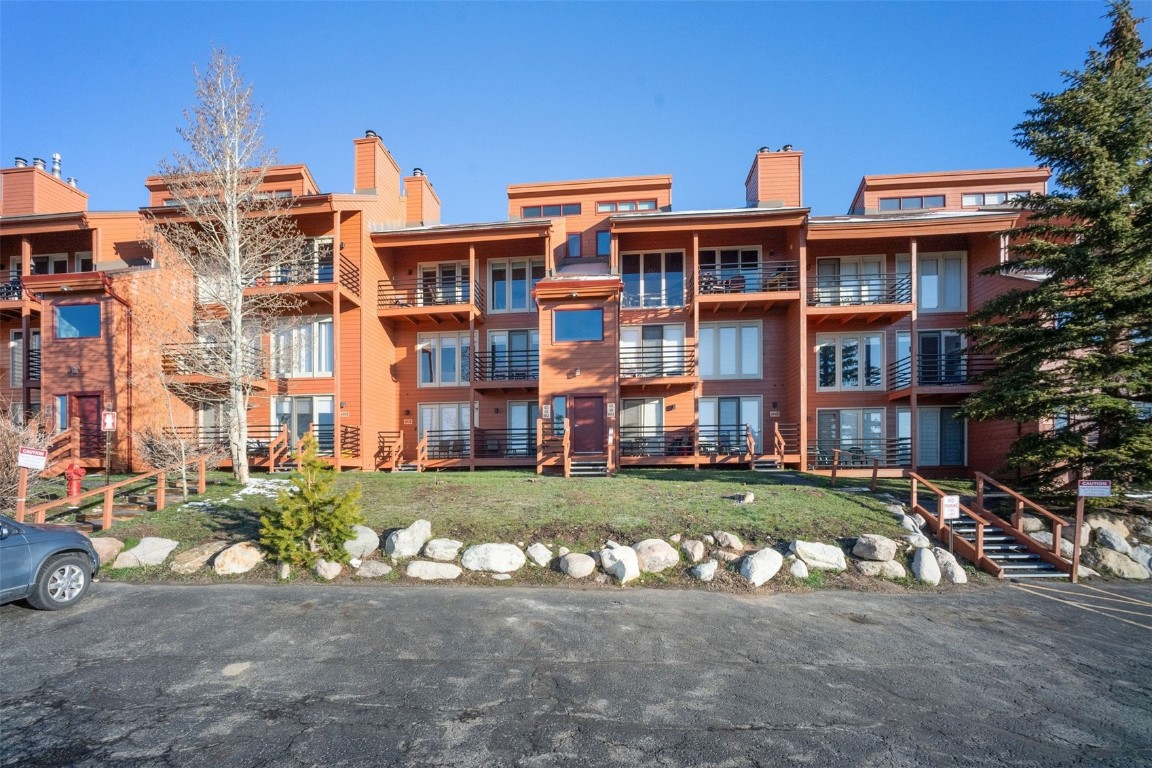 91400 Ryan Gulch Road, Unit 91425 Silverthorne, CO 80498 - Photo 26 of 42 a front view of a residential apartment building with a yard
