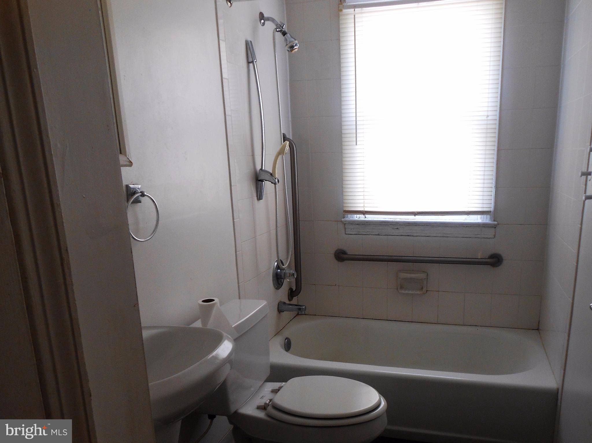 805 South Woodlynn Road Baltimore, MD 21221 - Photo 8 of 15 Bath