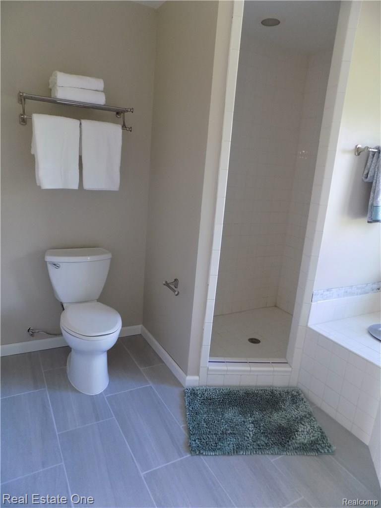 5982 Oakhill Road Ortonville, MI 48462 - Photo 33 of 36 Mstr Bath.jpg