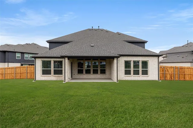 a view of a house with a big yard