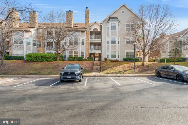 $2,400 | 5600 Willoughby Newton Drive, Unit 12, Centreville, VA 20120