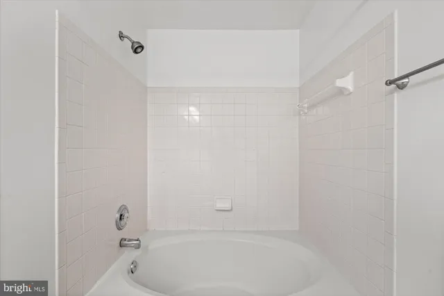 $2,400 | 5600 Willoughby Newton Drive, Unit 12, Centreville, VA 20120