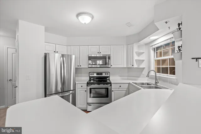 $2,400 | 5600 Willoughby Newton Drive, Unit 12, Centreville, VA 20120