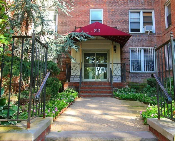 $455,000 | 221 McDonald Avenue, Unit 2J | Windsor Terrace