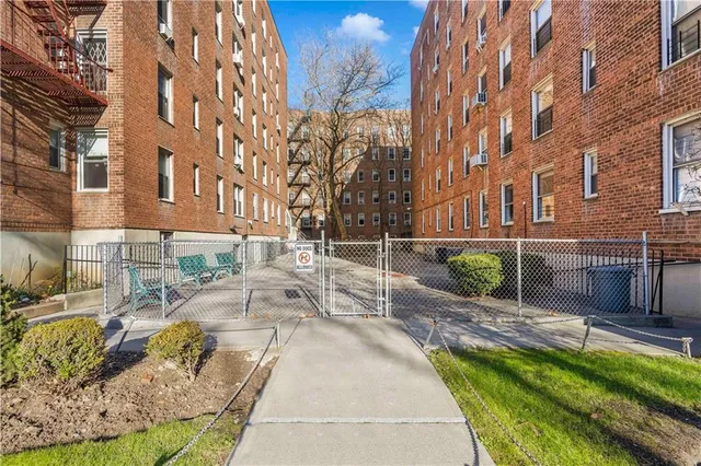 $455,000 | 221 McDonald Avenue, Unit 2J | Windsor Terrace