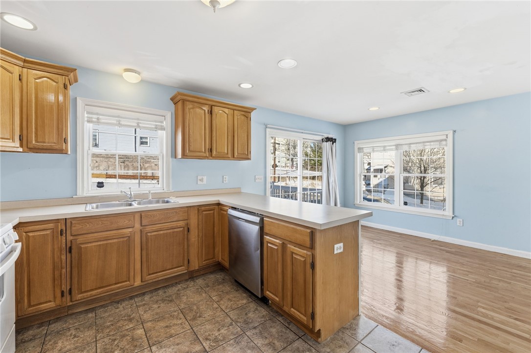 17 Grotto Avenue, Unit 1 Pawtucket, RI 02860 - Photo 2 of 23