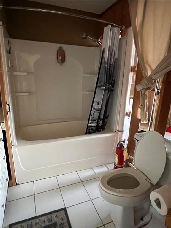 1401 Stone Bridge Lane Conyers, GA 30094 - Photo 17 of 27 a bathroom with a toilet and a bathtub