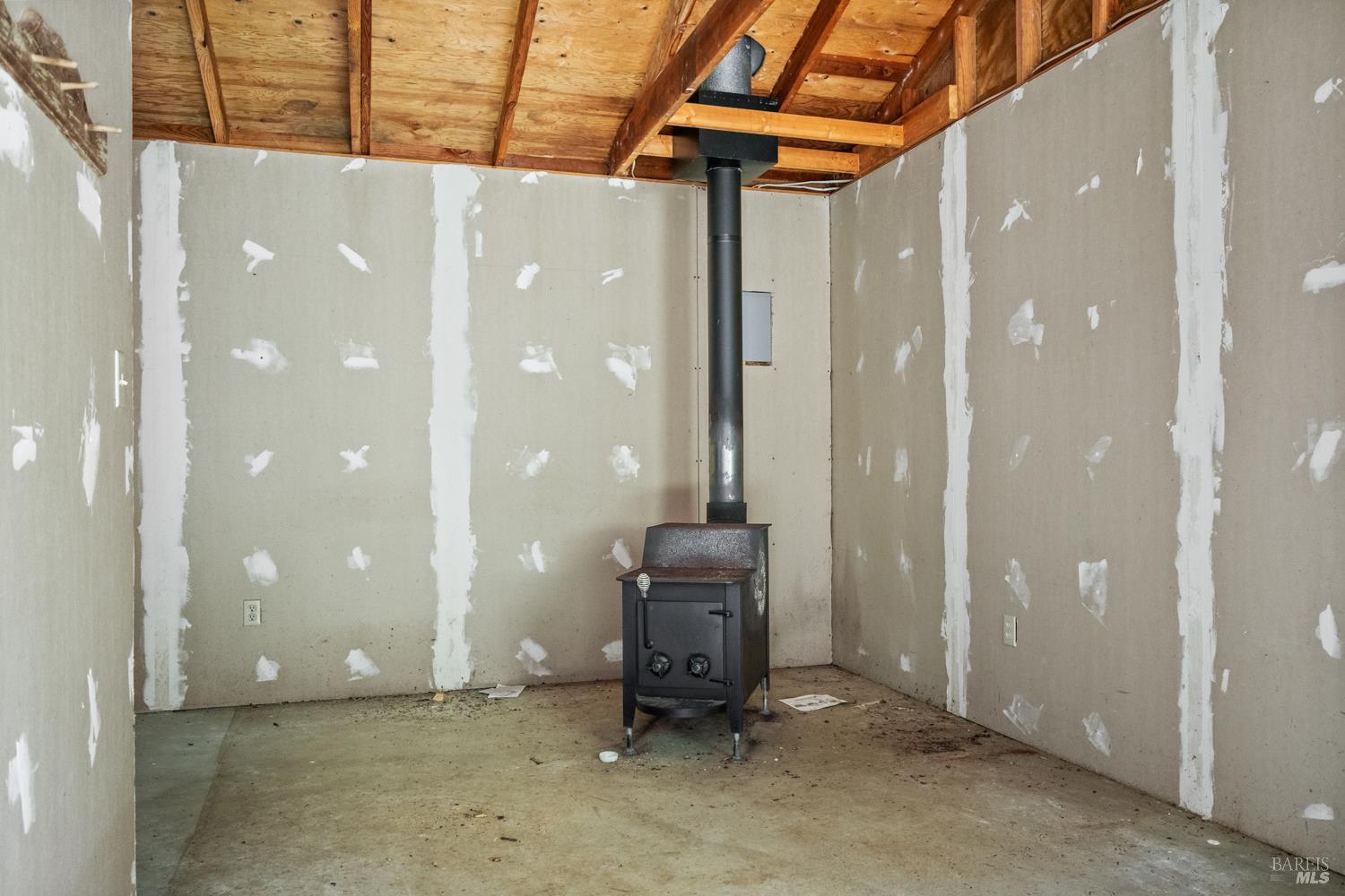 46320 Iversen Road Gualala, CA 95445 - Photo 34 of 46 a view of a room with gym equipment