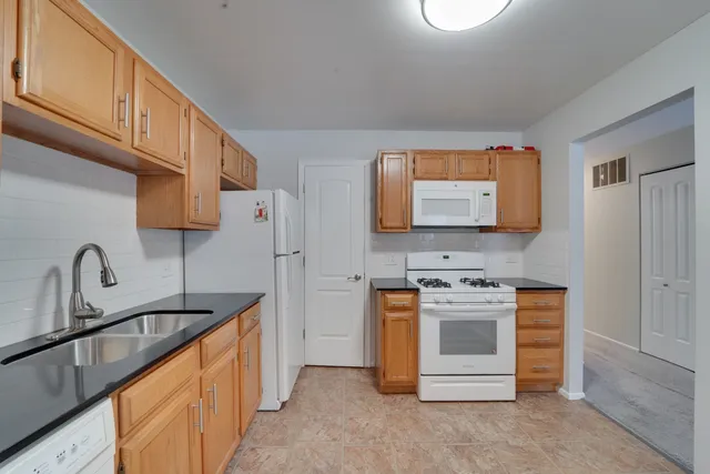$2,100 | 160 Stirling Lane, Unit X1, Schaumburg, IL 60107