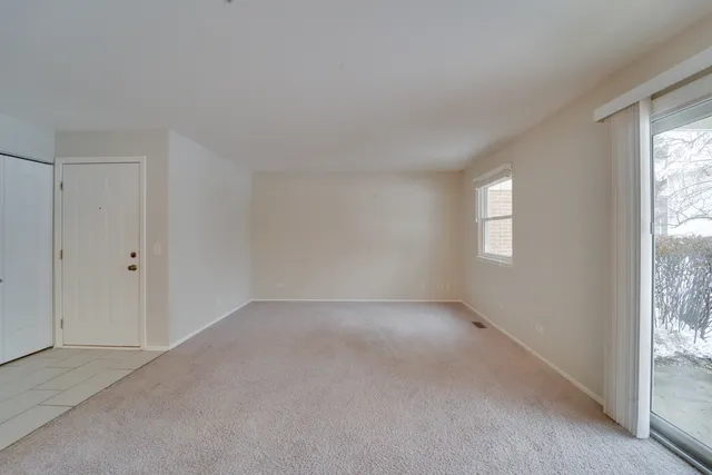 $2,100 | 160 Stirling Lane, Unit X1, Schaumburg, IL 60107