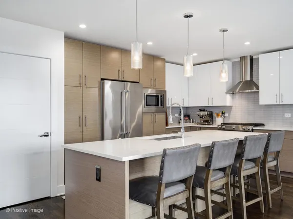 $625,000 | 2707 West Belmont Avenue, Unit 4W, Chicago, IL 60618
