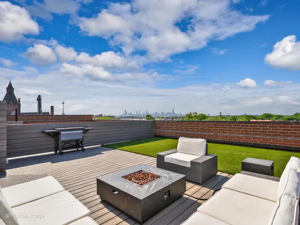 $625,000 | 2707 West Belmont Avenue, Unit 4W, Chicago, IL 60618