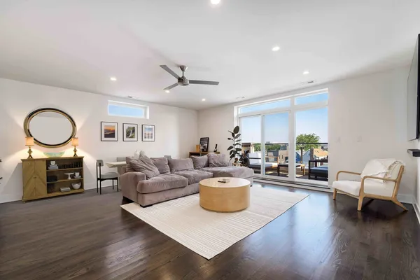 $625,000 | 2707 West Belmont Avenue, Unit 4W, Chicago, IL 60618