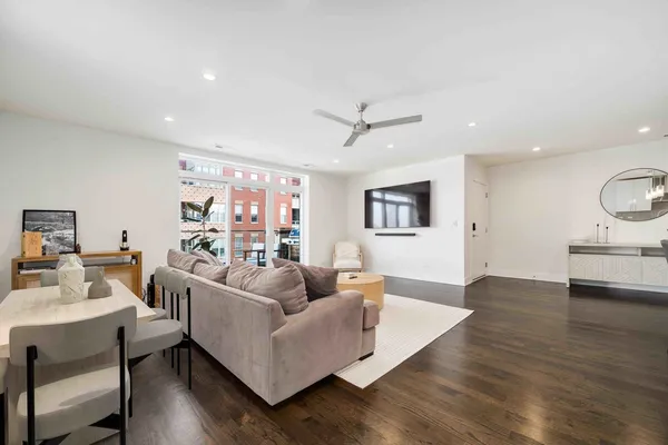 $625,000 | 2707 West Belmont Avenue, Unit 4W, Chicago, IL 60618