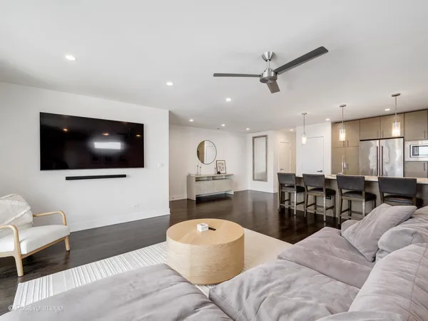 $625,000 | 2707 West Belmont Avenue, Unit 4W, Chicago, IL 60618