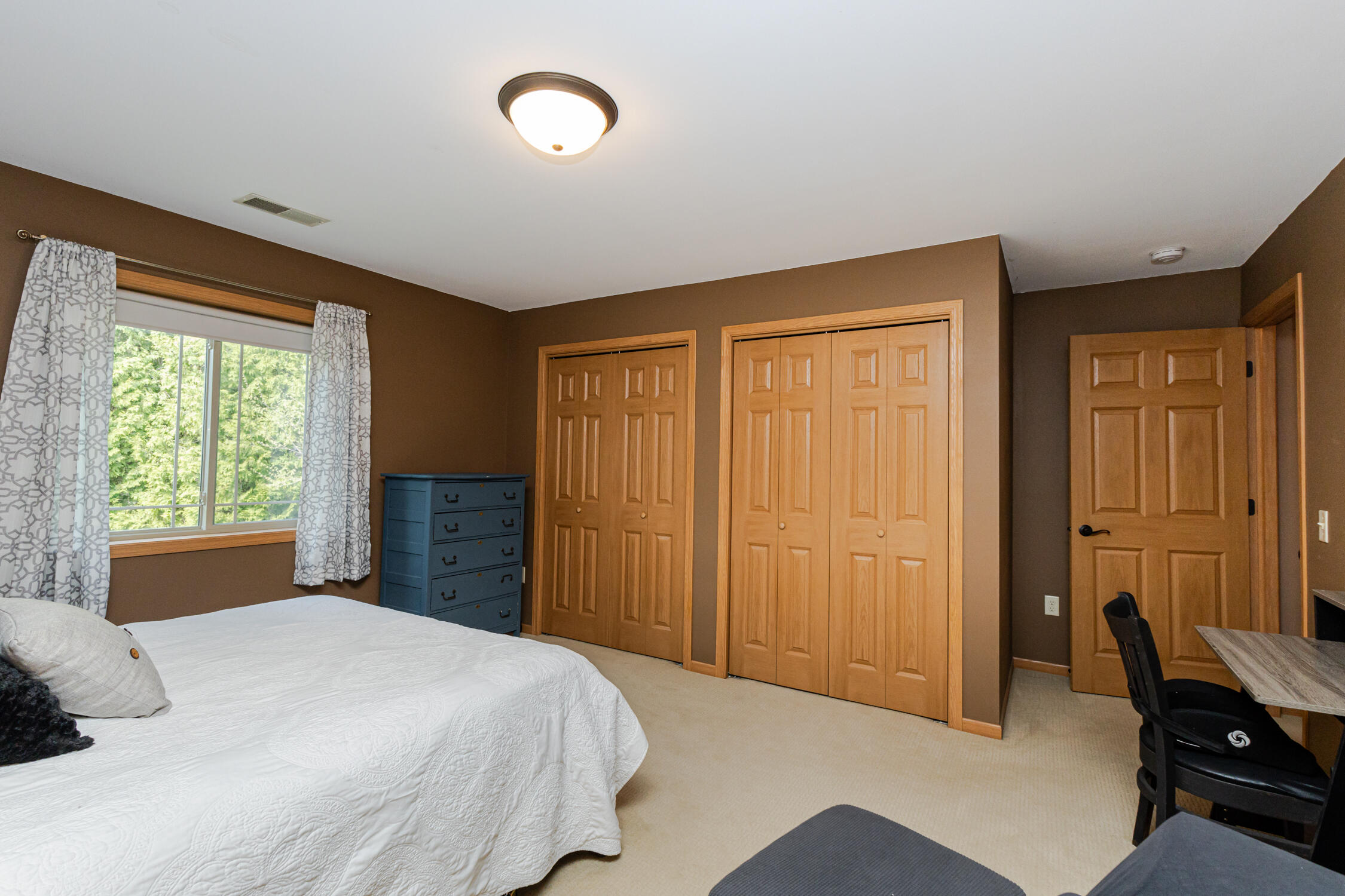 984 Spring Court Newburg, WI 53095 - Photo 9 of 21 Primary bd dual closets