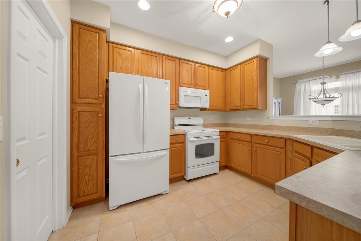1934 West Cobblestone Road Romeoville, IL 60446 - Photo 3 of 17