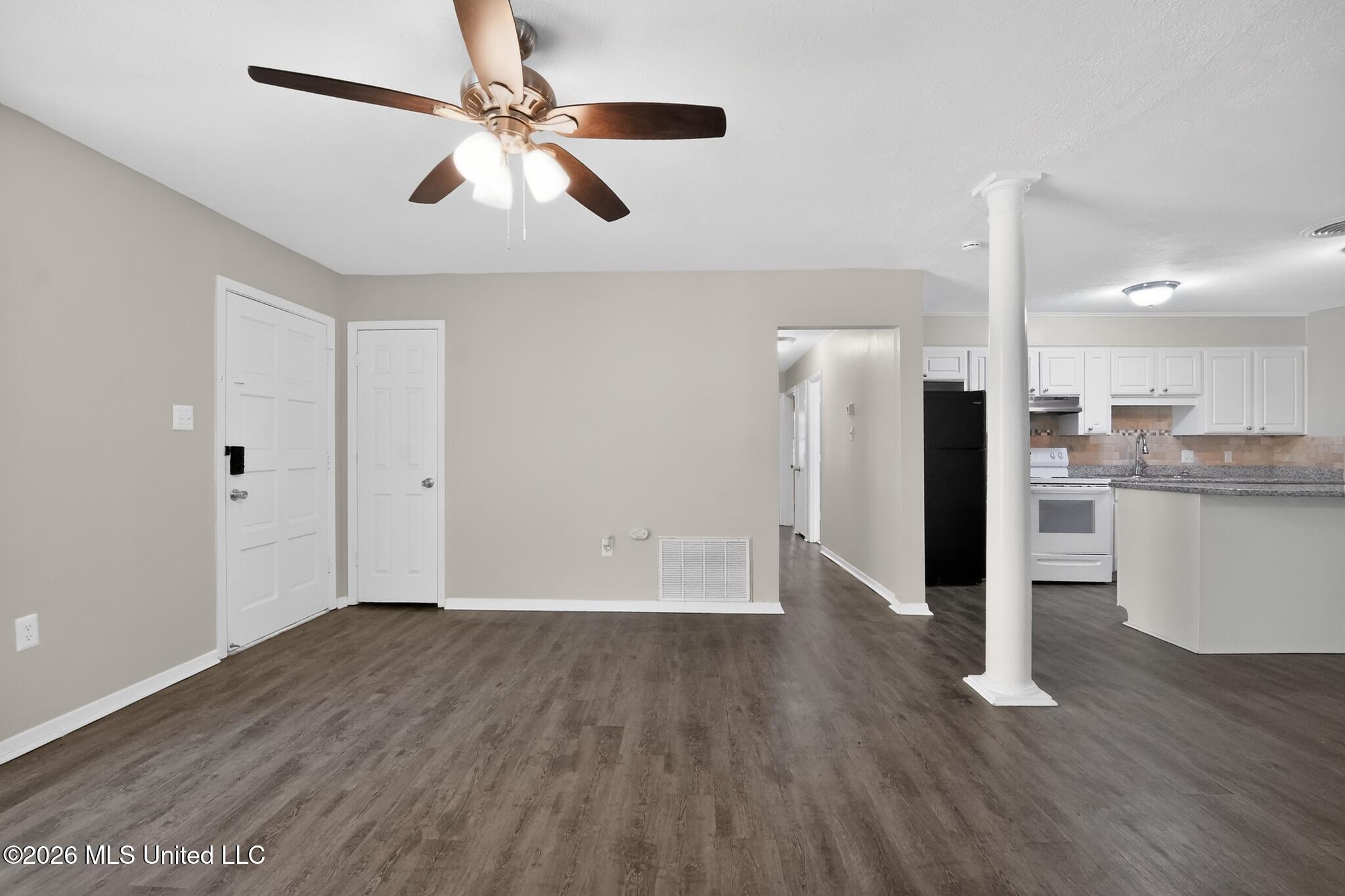 405 Crestview Drive Clinton, MS 39056 - Photo 4 of 20 06_405_Crestview_Dr-Living_room-8118