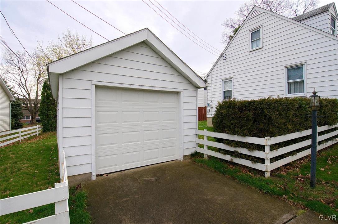 815 Magnolia Road Hellertown, PA 18055 - Photo 3 of 27 Gallery Image 3