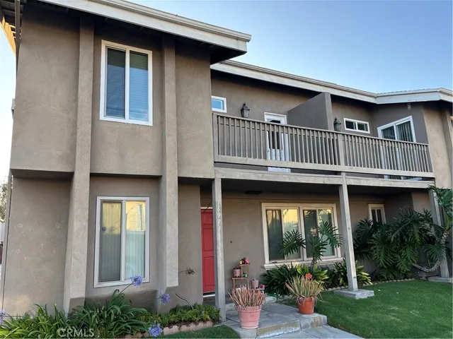 a view of a house with porch and garden