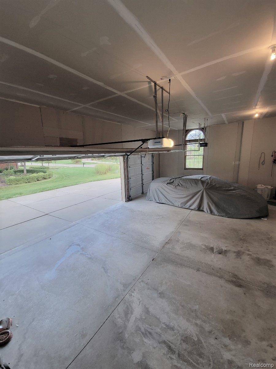 3674 Inverness Drive Rochester, MI 48306 - Photo 14 of 19 SIDE ENTRY/TALL CEILING/BIG STORAGE/WORK AREA