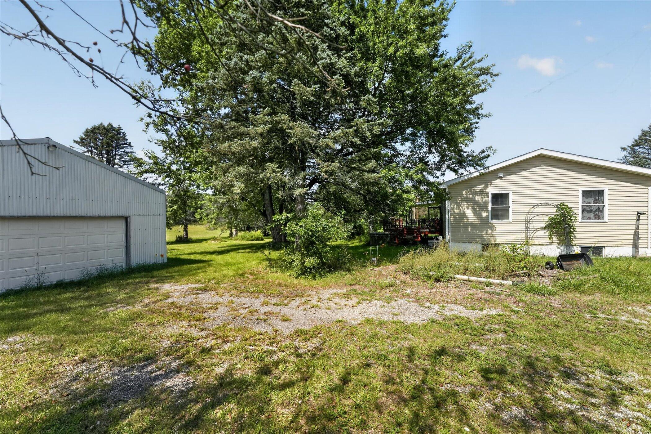15601 Devonshire Pinckney, MI 48169 - Photo 29 of 33 35-15601-Devonshire-WindowStill-Photogra