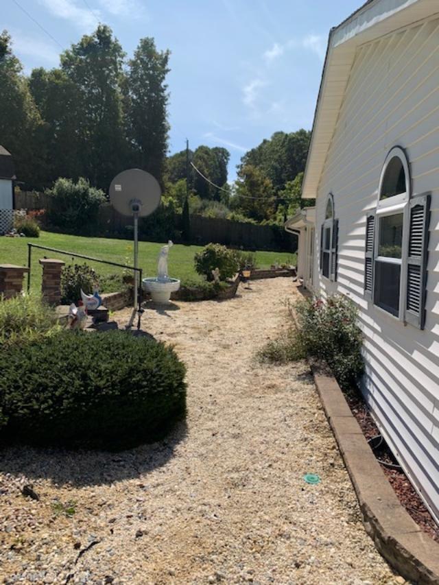 2216 Back Valley Road Peterstown, WV 24963 - Photo 4 of 31 Gallery Image 4