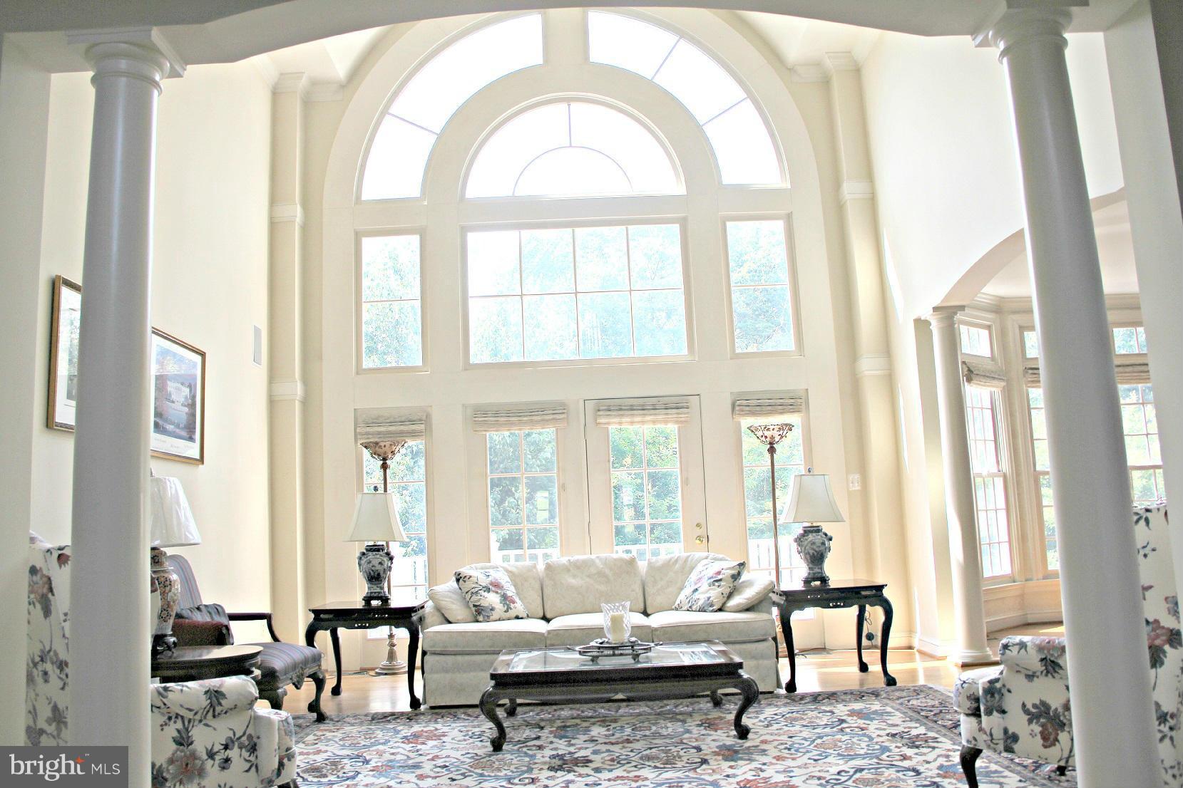882 Chinquapin Road McLean, VA 22102 - Photo 7 of 30 Living Room