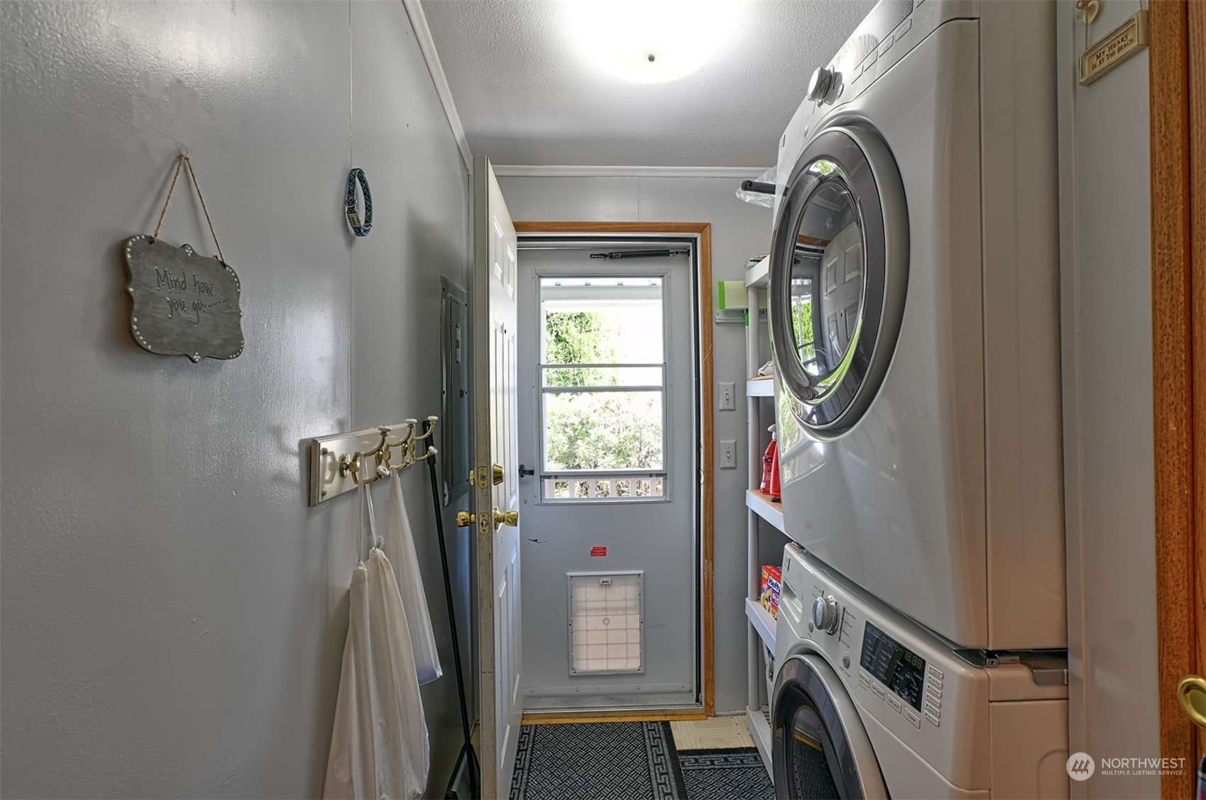 23825 15th Avenue Southeast, Unit 93 Bothell, WA 98021 - Photo 8 of 21 a view of a livingroom with washer and dryer