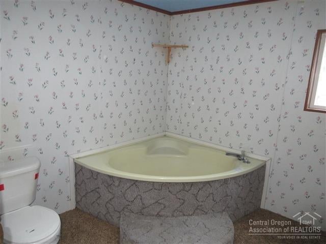 8883 Southwest Sand Ridge Road Terrebonne, OR 97760 - Photo 8 of 17 Master bath soaking tub