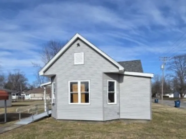 $115,000 | 208 Burkett Street, Benton, IL 62812