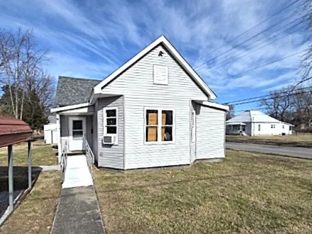 $115,000 | 208 Burkett Street, Benton, IL 62812