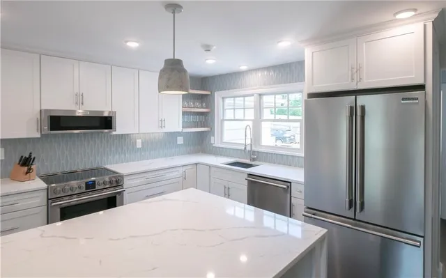 $3,450 | 118 Ruggles Avenue, Unit 101, Newport, RI 02840