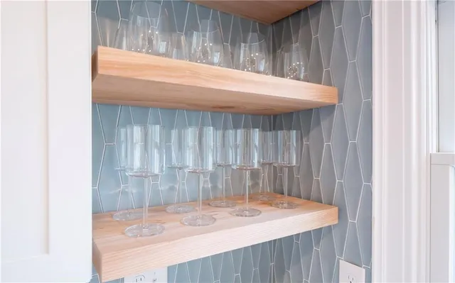 $3,450 | 118 Ruggles Avenue, Unit 101, Newport, RI 02840